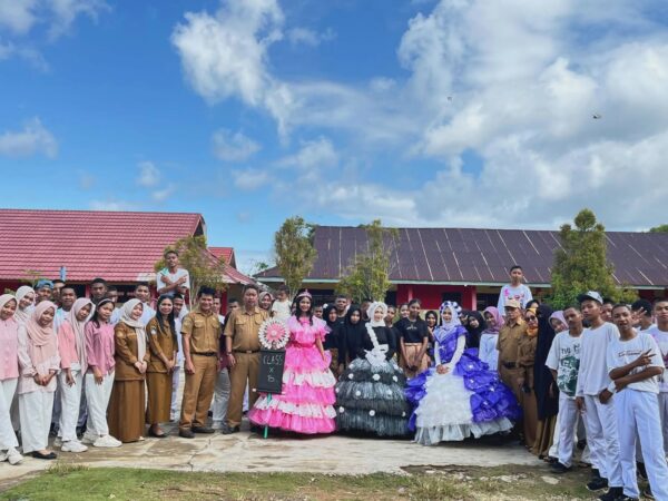 Kreativitas Siswa Kelas X SMA Negeri 2 Banggai Bersinar Melalui Proyek Prakarya Berbasis Pemanfaatan Limbah